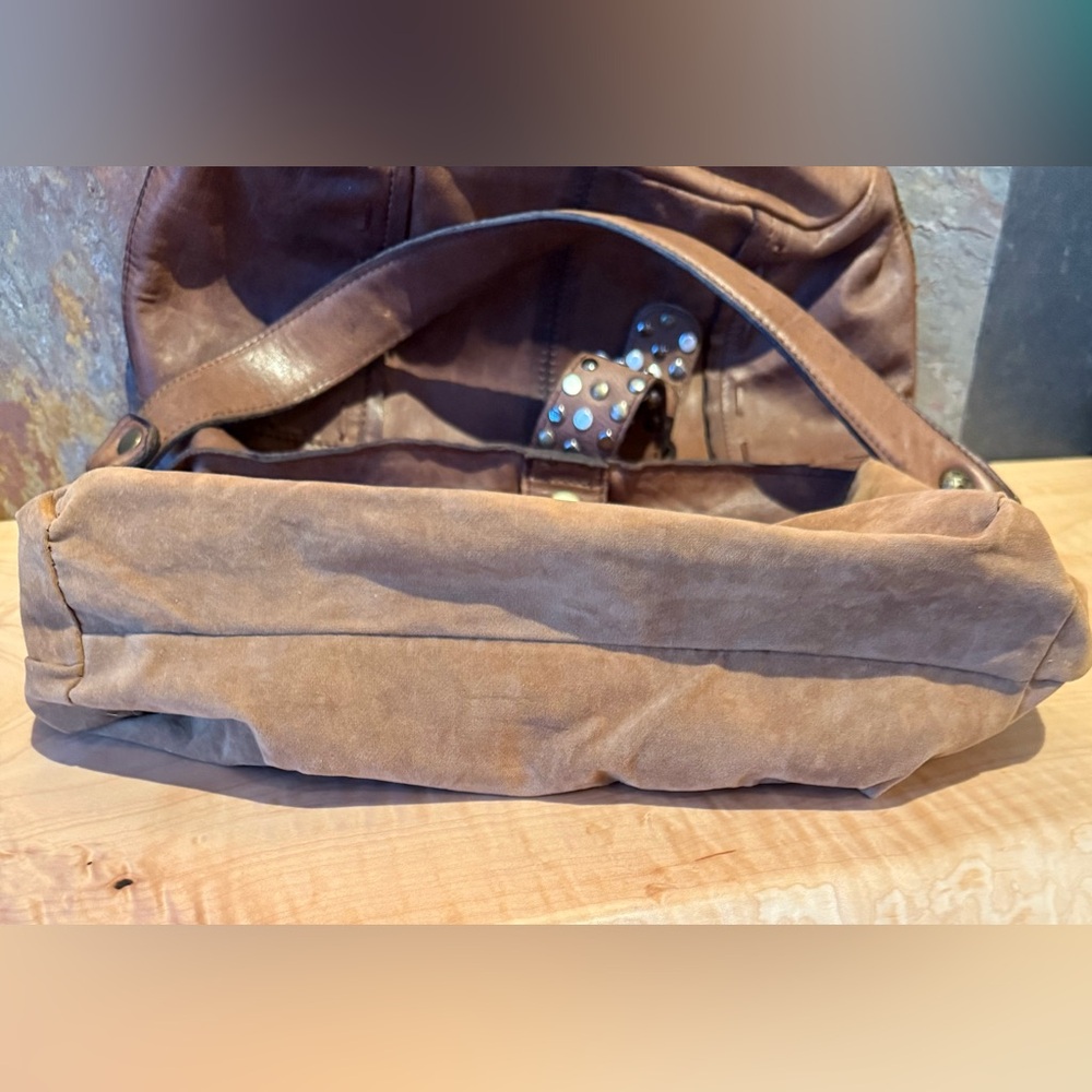 Patricia Nash Cobblestone Urbino shoulderbag. Studded strap closure, distressed - Picture 14 of 16